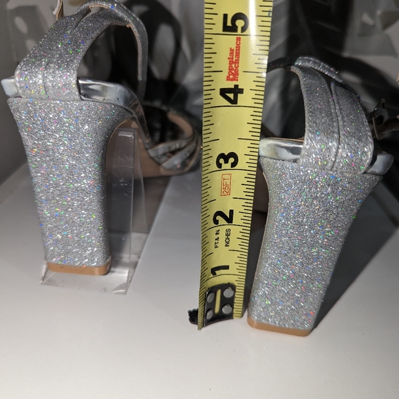 Silver heels - Picture 4 of 5